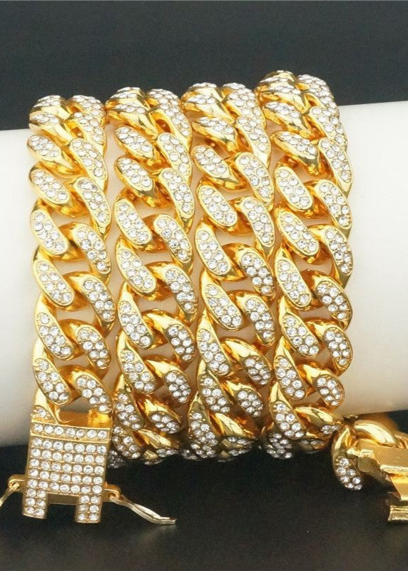 Goldfarbenes Hip Hop Halsband für Haustiere mit strassbesetzten Gliedern und robustem Verschluss